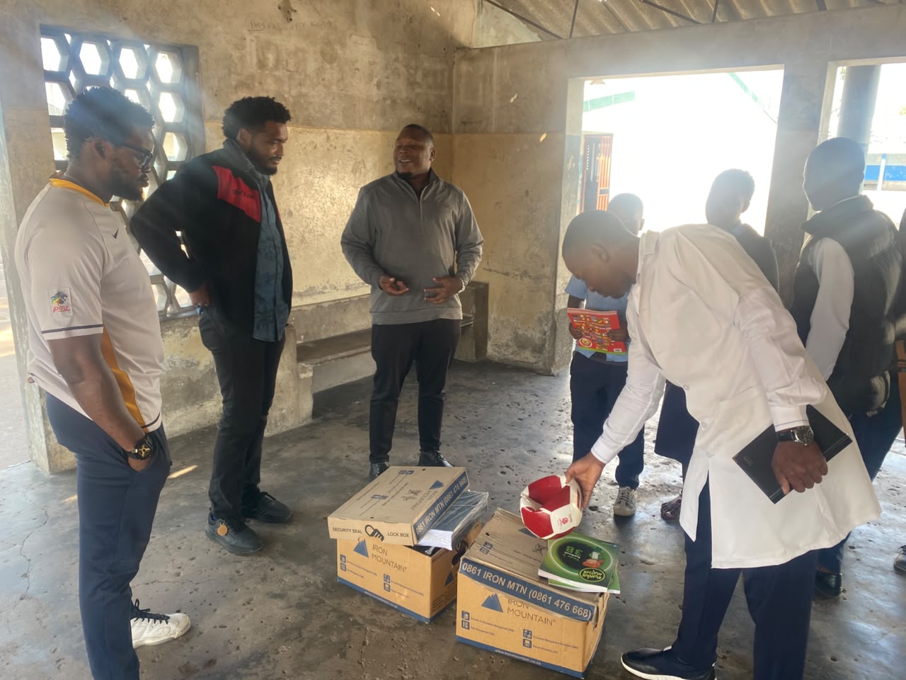 Entrega de materiais escolares a crianças